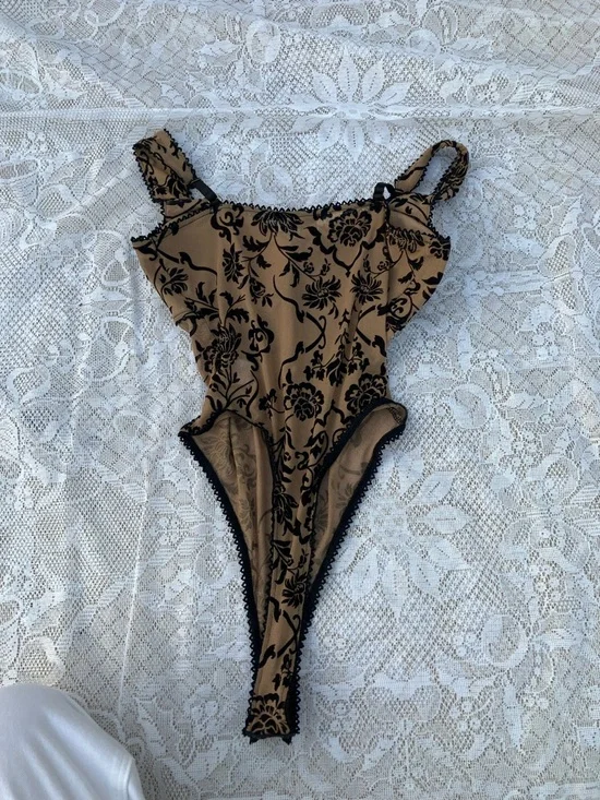 Windsor Beige and Black Floral Lace Bodysuit - Picture 3 of 3